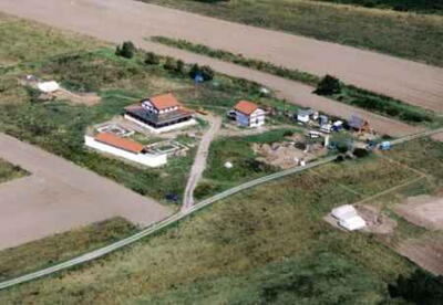 Luftbild des Tempelbezirkes mit Haupttempel und Umgang ein Nebengebäude, Umgangstempel im Mauerverlauf und die Wandelhalle Luftbild des Tempelbezirkes mit Haupttempel und Umgang ein Nebengebäude, Umgangstempel im Mauerverlauf und die Wandelhalle