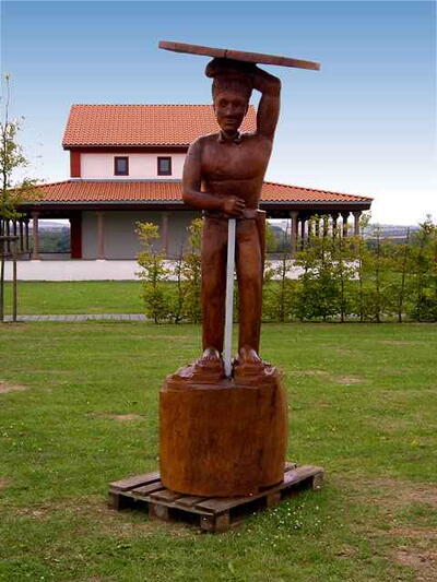 Keltischer Krieger - Jörg Jung fertigte Statue aus einem Stück Eiche Keltischer Krieger - Jörg Jung fertigte Statue aus einem Stück Eiche